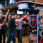 Máquina de fuerza arcade de fabricación europea instalada en un bar comercial para demostrar su alta rentabilidad y el retorno de inversión a largo plazo