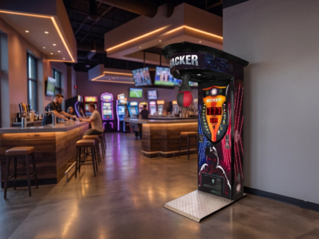 Máquina de boxeo arcade comercial modelo Hacker instalada en un bar moderno para optimizar la rentabilidad y el ROI por metro cuadrado