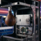 Mecanismo interno y pantalla de puntaje de una máquina de boxeo a monedas
